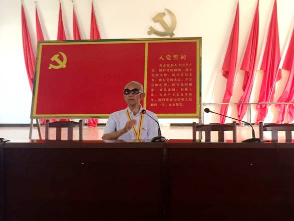 耄耋老兵丁邦安上党课
